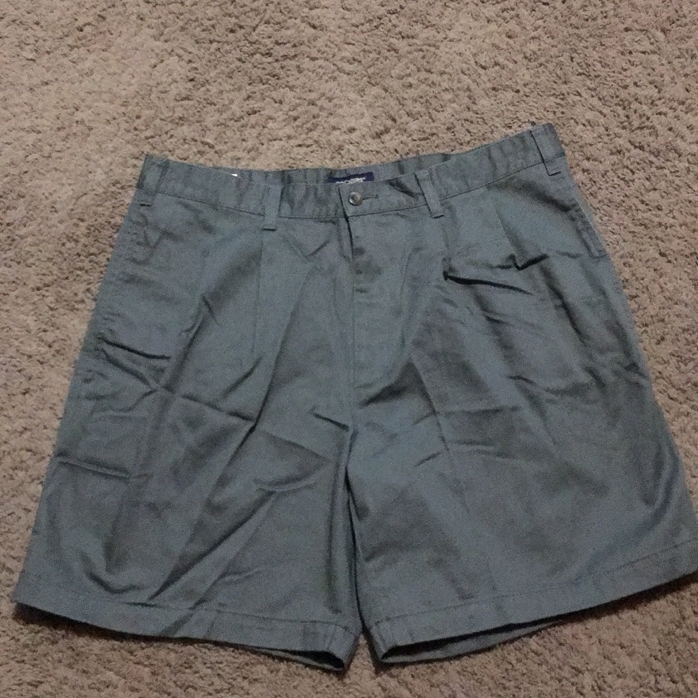 Dockers Men’s green pleated shorts Excellent Condition Sz 36